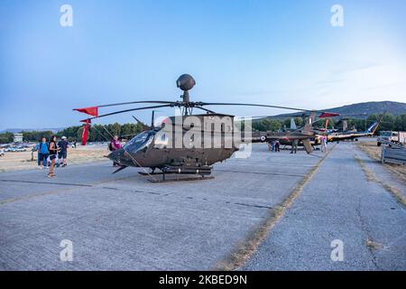 Un nouvel acquis de l'armée américaine après les avoir utilisés en Afghanistan et la guerre d'Irak, le Bell OH-58D Kiowa Warrior de l'armée hellénique ( grec ) sur un écran statique pendant le coucher du soleil, Heure magique du crépuscule à la base aérienne de Tanagra LGTG en Grèce pendant le spectacle aérien de la semaine de vol d'Athènes 2019. Tanagra, Grèce - 22 septembre. 2019. (Photo de Nicolas Economou/NurPhoto) Banque D'Images