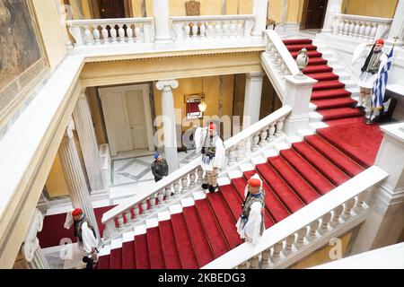 Les gardes grecs des Evzones sont photographiés au Palais présidentiel de Central Athen , le 12 janvier 2020. (Photo de Giannis Alexopoulos/NurPhoto) Banque D'Images