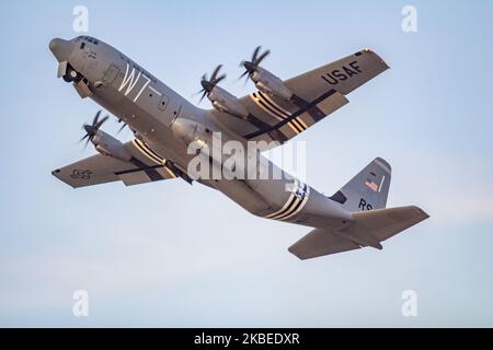 Un avion-turbopropulseur de transport militaire C-130 emblématique pendant la phase de décollage. L'avion américain, un Lockheed Martin C-130J-30 Super Hercules des Etats-Unis - US Air Force USAF porte des marques spéciales de peinture commémorant les célébrations du jour J de 75 ans. Le code W7 utilisé en juin 1944 pour l'escadron de transport de troupes 37, aujourd'hui ailes de transport aérien, qui a participé aux débarquements DDay. L'avion a participé au spectacle aérien de la semaine de vol d'Athènes à la base aérienne de Tanagra LGTG en Grèce. Tanagra, Grèce - 22 septembre 2019 (photo de Nicolas Economou/NurPhoto) Banque D'Images