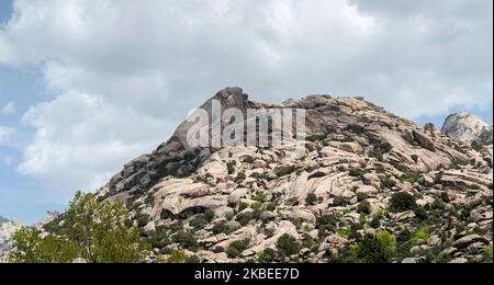 Vue sur le mont Sirio, la Pedriza, depuis la zone de loisirs de Cantocochino, le parc national des montagnes de Guadarrama, Madrid, Espagne Banque D'Images