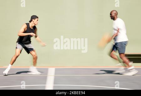 Basket-ball, équipe et mouvements flous pour l'entraînement sur le terrain, jouer ou s'amuser pour les jours de match en été. Sports, joueurs ou pratique pour le match, le bien-être ou Banque D'Images