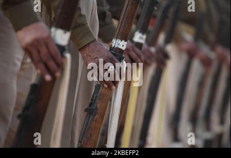 Le personnel de la police de l'Uttar Pradesh répète le défilé en prévision de la Fête de la République, dans les lignes de police Allahabad sur 13 janvier 2020 . (Photo de Ritesh Shukla/NurPhoto) Banque D'Images