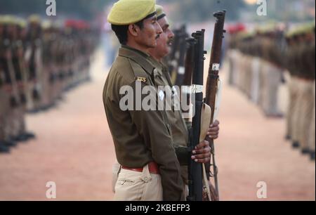 Le personnel de la police de l'Uttar Pradesh répète le défilé en prévision de la Fête de la République, dans les lignes de police Allahabad sur 13 janvier 2020 . (Photo de Ritesh Shukla/NurPhoto) Banque D'Images