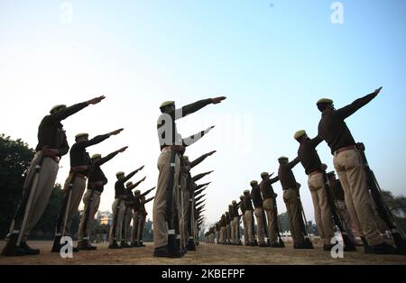 Le personnel de la police de l'Uttar Pradesh répète le défilé en prévision de la Fête de la République, dans les lignes de police Allahabad sur 13 janvier 2020 . (Photo de Ritesh Shukla/NurPhoto) Banque D'Images