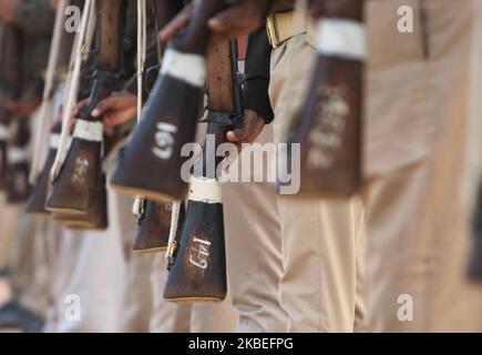 Le personnel de la police de l'Uttar Pradesh répète le défilé en prévision de la Fête de la République, dans les lignes de police Allahabad sur 13 janvier 2020 . Photo de Ritesh Shukla ) (photo de Ritesh Shukla/NurPhoto) Banque D'Images