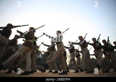 Le personnel de la police de l'Uttar Pradesh répète le défilé en prévision de la Fête de la République, dans les lignes de police Allahabad sur 13 janvier 2020 . (Photo de Ritesh Shukla/NurPhoto) Banque D'Images