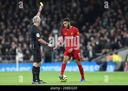 L'arbitre Martin Atkinson présente une carte jaune au défenseur de Liverpool Joe Gomez lors du match de la Premier League entre Tottenham Hotspur et Liverpool au Tottenham Hotspur Stadium, Londres, le samedi 11th janvier 2020. (Photo de Jon Bromley/MI News/NurPhoto) Banque D'Images