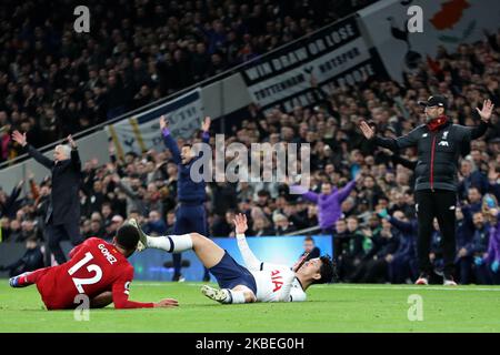 Joe Gomez, défenseur de Liverpool, s'attaque à l'avant Tottenham Heung-min son lors du match de la Premier League entre Tottenham Hotspur et Liverpool au Tottenham Hotspur Stadium, Londres, le samedi 11th janvier 2020. (Photo de Jon Bromley/MI News/NurPhoto) Banque D'Images