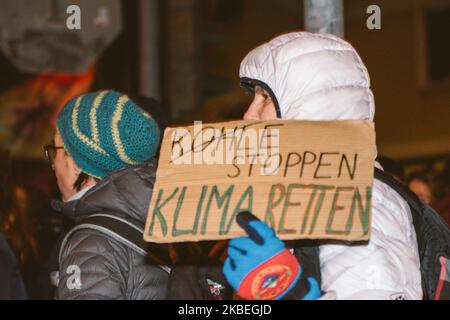 Environ 100 activistes se rassemblent dans la rue et protestent avec des bannières et des écriteaux contre Siemens AG dans la rue de Cologne, en Allemagne, le 13 janvier 2020. La manifestation fait suite à l'annonce par le chef de Siemens Joe Kaeser que la société respectera son contrat de participation au projet de mine de charbon Adani Carmichael en Australie. (Photo de Ying Tang/NurPhoto) Banque D'Images