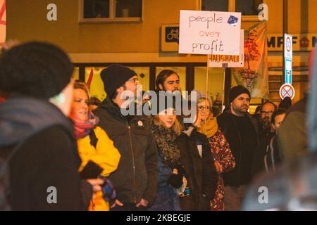 Environ 100 activistes se rassemblent dans la rue et protestent avec des bannières et des écriteaux contre Siemens AG dans la rue de Cologne, en Allemagne, le 13 janvier 2020. La manifestation fait suite à l'annonce par le chef de Siemens Joe Kaeser que la société respectera son contrat de participation au projet de mine de charbon Adani Carmichael en Australie. (Photo de Ying Tang/NurPhoto) Banque D'Images