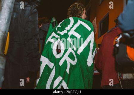 Environ 100 activistes se rassemblent dans la rue et protestent avec des bannières et des écriteaux contre Siemens AG dans la rue de Cologne, en Allemagne, le 13 janvier 2020. La manifestation fait suite à l'annonce par le chef de Siemens Joe Kaeser que la société respectera son contrat de participation au projet de mine de charbon Adani Carmichael en Australie. (Photo de Ying Tang/NurPhoto) Banque D'Images