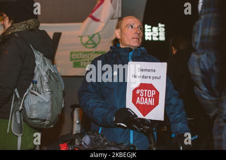 Environ 100 activistes se rassemblent dans la rue et protestent avec des bannières et des écriteaux contre Siemens AG dans la rue de Cologne, en Allemagne, le 13 janvier 2020. La manifestation fait suite à l'annonce par le chef de Siemens Joe Kaeser que la société respectera son contrat de participation au projet de mine de charbon Adani Carmichael en Australie. (Photo de Ying Tang/NurPhoto) Banque D'Images