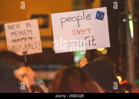 Environ 100 activistes se rassemblent dans la rue et protestent avec des bannières et des écriteaux contre Siemens AG dans la rue de Cologne, en Allemagne, le 13 janvier 2020. La manifestation fait suite à l'annonce par le chef de Siemens Joe Kaeser que la société respectera son contrat de participation au projet de mine de charbon Adani Carmichael en Australie. (Photo de Ying Tang/NurPhoto) Banque D'Images