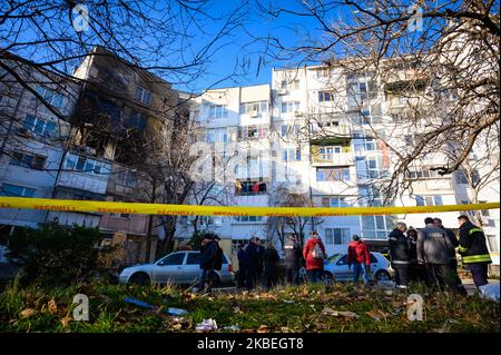 Une explosion mortelle a tué deux personnes dans un bloc d'appartements à Varna, à environ 450 km à l'est de la capitale bulgare Sofia, le 13 janvier 2020. Selon des informations préliminaires, une femme avait été tuée dans l'explosion. Une deuxième victime a été trouvée à l'intérieur du bâtiment. Il n'est pas encore clair quelle est la cause de l'expolsion. (Photo de Petko Momchilov/impact Press Group/NurPhoto) Banque D'Images