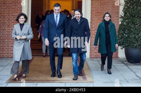 Le Premier ministre espagnol Pedro Sanchez (2nd L), le Vice-Premier ministre espagnol et Ministre de la Présidence et des relations avec le Parlement espagnol Carmen Calvo (L), le Vice-Premier ministre espagnol pour les droits sociaux et le développement durable Pablo Iglesias (R) et la Vice-première ministre espagnole pour la transition écologique et le défi démographique Teresa Ribera (2nd R) Sont vus avant la première réunion du cabinet du nouveau gouvernement à Madrid, Espagne sur 14 janvier 2020. (Photo par Oscar Gonzalez/NurPhoto) Banque D'Images