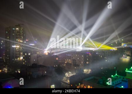 Les habitants de la vieille ville de Dhaka jouent au fractionnement du feu en utilisant du kérosène sur le toit de leur bâtiment à l'occasion du festival Shakrain à Dhaka, au bangladesh, sur 14 janvier 2019. Shakrain Festival, également connu sous le nom de Kite festival, est une célébration annuelle à Dhaka, au Bangladesh, observée avec le vol de cerfs-volants. Il se produit à la fin de Poush, le neuvième mois du calendrier bengali (14 janvier ou 15 dans le calendrier grégorien). Shakrain Festival est l'un des plus anciens festivals annuels du Bangladesh. C'est un événement célèbre et très important dans la culture bangladaise. C'est le symbole de l'unité et de l'amitié à Ban Banque D'Images