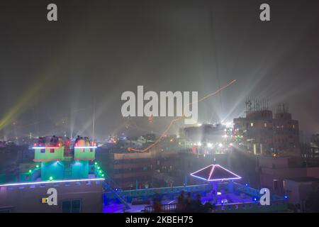 Les habitants de la vieille ville de Dhaka jouent au fractionnement du feu en utilisant du kérosène sur le toit de leur bâtiment à l'occasion du festival Shakrain à Dhaka, au bangladesh, sur 14 janvier 2019. Shakrain Festival, également connu sous le nom de Kite festival, est une célébration annuelle à Dhaka, au Bangladesh, observée avec le vol de cerfs-volants. Il se produit à la fin de Poush, le neuvième mois du calendrier bengali (14 janvier ou 15 dans le calendrier grégorien). Shakrain Festival est l'un des plus anciens festivals annuels du Bangladesh. C'est un événement célèbre et très important dans la culture bangladaise. C'est le symbole de l'unité et de l'amitié à Ban Banque D'Images