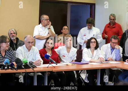 Les membres du « CIH - collectif Inter-hôpitaux » donnent une conférence de presse après la publication d'une lettre de démission collective pour protester contre le plan d'urgence proposé par le gouvernement, à l'hôpital Pitie-Salpetriere de Paris, sur 14 janvier 2020. Plus de 1 000 médecins hospitaliers, dont quelque 600 chefs de département médical, ont publié sur 14 janvier une lettre pour « démissionner collectivement » de leurs fonctions administratives si le ministre français de la Santé et de la solidarité ne commence pas des « négociations » sur le budget et les salaires de l'hôpital. (Photo de Michel Stoupak/Nur Banque D'Images