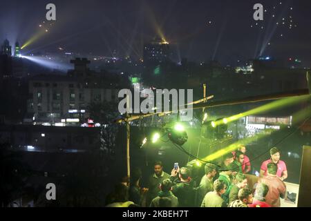 Les habitants de la vieille ville de Dhaka jouent au fractionnement du feu en utilisant du kérosène sur le toit de leur bâtiment à l'occasion du festival Shakrain à Dhaka, au bangladesh, sur 14 janvier 2019. Le Festival Shakrain a eu lieu dans la région de Gandaria, dans la vieille ville de Dhaka. Le festival Shakrain, également connu sous le nom de festival Kite, est célébré au Bangladesh à la fin du mois Bangla Poush. Shakrain Festival est l'un des plus anciens, célèbres et importants festivals annuels au Bangladesh. C'est le symbole de l'unité et de l'amitié au Bangladesh. Shakrain Festival est important surtout pour voler beaucoup de cerfs-volants colorés, le feu Banque D'Images