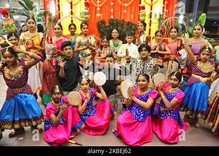 Les danseurs tamouls posent pour une photo au cours d'un programme culturel célébrant le Festival pongal thaïlandais à Markham, Ontario, Canada, on 12 janvier 2020. Le festival de Thai Pongal est un festival d'action de grâce qui honore le Dieu Soleil (Lord Surya) et célèbre une récolte réussie. (Photo de Creative Touch Imaging Ltd./NurPhoto) Banque D'Images