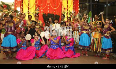 Les danseurs tamouls posent pour une photo au cours d'un programme culturel célébrant le Festival pongal thaïlandais à Markham, Ontario, Canada, on 12 janvier 2020. Le festival de Thai Pongal est un festival d'action de grâce qui honore le Dieu Soleil (Lord Surya) et célèbre une récolte réussie. (Photo de Creative Touch Imaging Ltd./NurPhoto) Banque D'Images