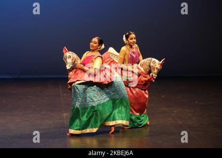 Les danseurs tamouls exécutent le Poikkkal Kuthirai Aattam (fausse danse de cheval) lors d'un programme culturel célébrant le Festival pongal thaïlandais à Markham, Ontario, Canada, on 12 janvier 2020. Le festival de Thai Pongal est un festival d'action de grâce qui honore le Dieu Soleil (Lord Surya) et célèbre une récolte réussie. (Photo de Creative Touch Imaging Ltd./NurPhoto) Banque D'Images