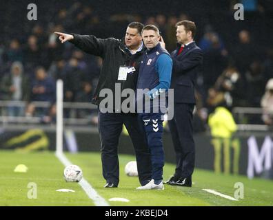 Tottenham Hotspur Groundsman montrant l'Assistant-gérant Robbie Keane de Middlesbrough pendant la coupe Emirates FA troisième tour répondre match entre Tottenham Hotspur et Middlesborough sur 14 janvier 2020 au stade Tottenham Hotspur, Londres, Angleterre. (Photo par action Foto Sport/NurPhoto) Banque D'Images