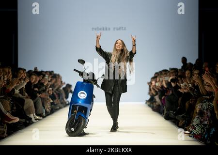 La graphiste Rebekka Ruetz se présentera à la Mercedes-Benz Fashion week après le spectacle de son label Rebekka Ruetz au Kraftwerk Mitte à Berlin, en Allemagne, sur 15 janvier 2020. (Photo par Emmanuele Contini/NurPhoto) Banque D'Images