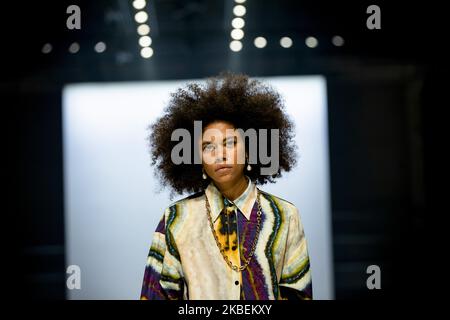 Un modèle marche sur la piste du Rebekka Ruetz show pendant la semaine de la mode de Berlin automne/hiver 2020 à Kraftwerk Mitte à Berlin, Allemagne sur 15 janvier 2020. (Photo par Emmanuele Contini/NurPhoto) Banque D'Images