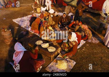 Préparation des dévotins indiens Diner au camp temporaire Gangasagar Mela à Babughat sur 14 janvier 2020 à Kolkata, Inde. Des milliers de pèlerins hindous devraient prendre la baignade sainte annuelle à Gangasagar, où le fleuve Ganges atteint la baie du Bengale, le jour du festival de Makar Sankranti qui tombe le 15 janvier. (Photo de Debajyoti Chakraborty/NurPhoto) Banque D'Images