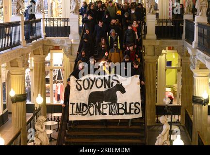 Les gens se réunissent pour participer à une marche aux chandelles contre la réforme des retraites à Nantes, France sur 15 janvier 2020. Le 42nd jour de la grève contre le projet de réforme des retraites, des grévistes et des inter-unionistes (CGT, FO, FSU, Solidaires) ont organisé une manifestation nocturne au flambeaux. (Photo par Estelle Ruiz/NurPhoto) Banque D'Images