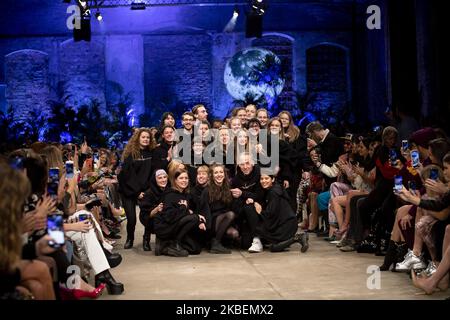 Marina Hoermanseder (C), designer de mode, et son équipe ont applaudi les invités à la fin du spectacle Marina Hoermanseder lors de la semaine de la mode de Berlin automne/hiver 2020 à Berlin, en Allemagne, sur 16 janvier 2020. (Photo par Emmanuele Contini/NurPhoto) Banque D'Images
