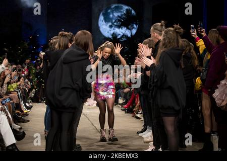 Marina Hoermanseder (C), designer de mode, et son équipe ont applaudi les invités à la fin du spectacle Marina Hoermanseder lors de la semaine de la mode de Berlin automne/hiver 2020 à Berlin, en Allemagne, sur 16 janvier 2020. (Photo par Emmanuele Contini/NurPhoto) Banque D'Images