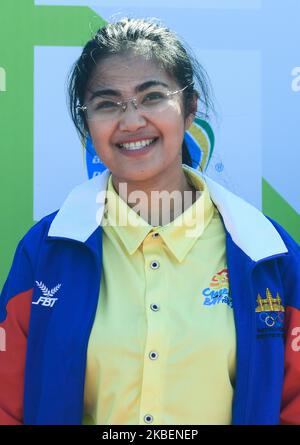 Lok Chumteav, Mithuna Phuthorng, la première femme à être nommée gouverneur de la province de Koh Kong, vu au début de la deuxième étape de la première tournée cycliste de la baie du Cambodge, à la ronde de Phouthorng, Botum Sakor. Dimanche, 5 janvier 2020, Bokor Kompot, Cambodge. (Photo par Artur Widak/NurPhoto) Banque D'Images