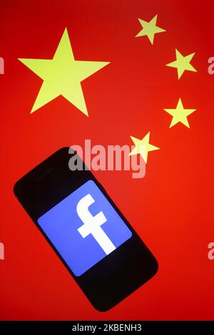 Le logo Facebook est affiché sur un écran de téléphone mobile photographié sur le fond du drapeau national de la République populaire de Chine disposé pour la photo d'illustration prise à Cracovie, en Pologne, le 15th janvier 2020. (Photo d'illustration par Beata Zawrzel/NurPhoto) Banque D'Images