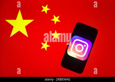 Le logo Instagram est affiché sur l'écran d'un téléphone mobile photographié sur le fond du drapeau national de la République populaire de Chine, organisé pour la photo d'illustration prise à Cracovie, en Pologne, le 15th janvier 2020. (Photo d'illustration par Beata Zawrzel/NurPhoto) Banque D'Images