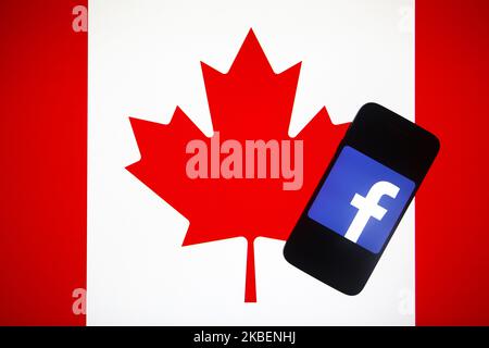 Le logo Facebook est affiché sur un écran de téléphone mobile photographié sur le fond du drapeau national de Cabada, pour une photo d'illustration prise à Cracovie, en Pologne, le 15th janvier 2020. (Photo d'illustration par Beata Zawrzel/NurPhoto) Banque D'Images