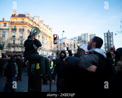 Des manifestants dansant lors de la manifestation sur les nouvelles lois de retraite en France, place d'Italie, Paris, le 16 janvier 2020. (Photo d'Aubin Menestret/NurPhoto) Banque D'Images