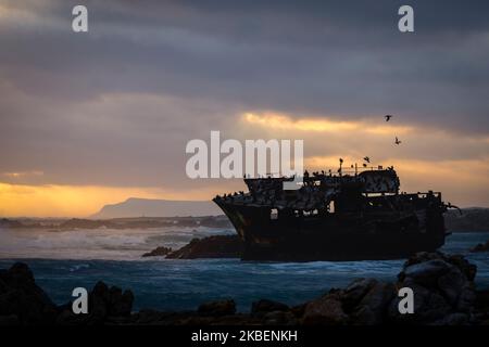 Le soleil se couche sous un ciel spectaculaire à l'épave du Meisho Maru n° 38 sur la belle côte du Cap Agulhas près de la ville balnéaire de l'Agulhas Banque D'Images