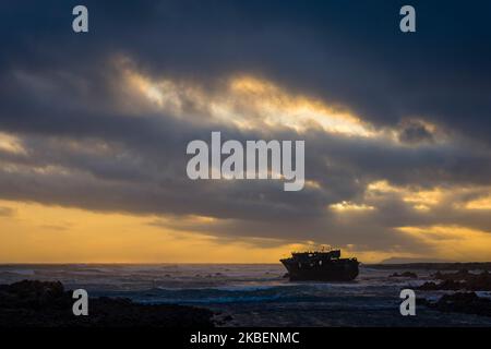 Le soleil se couche sous un ciel spectaculaire à l'épave du Meisho Maru n° 38 sur la belle côte du Cap Agulhas près de la ville balnéaire de l'Agulhas Banque D'Images