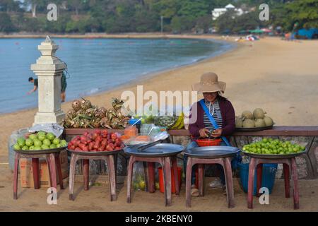 Une femme vend des fruits locaux sur le front de mer, près de la statue de la Vierge Blanche à Kep City. Mardi, 7 janvier 2020, Kep City, Cambodge. (Photo par Artur Widak/NurPhoto) Banque D'Images