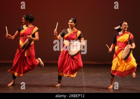 Les femmes tamoules jouent un morceau rythmique sur le tambour des padis (Paadi) lors d'un programme culturel célébrant le Festival pongal thaïlandais à Markham, Ontario, Canada, on 12 janvier 2020. Le festival de Thai Pongal est un festival d'action de grâce qui honore le Dieu Soleil (Lord Surya) et célèbre une récolte réussie. Le padi est un tambour ancien et traditionnel qui remonte à des milliers d'années. (Photo de Creative Touch Imaging Ltd./NurPhoto) Banque D'Images