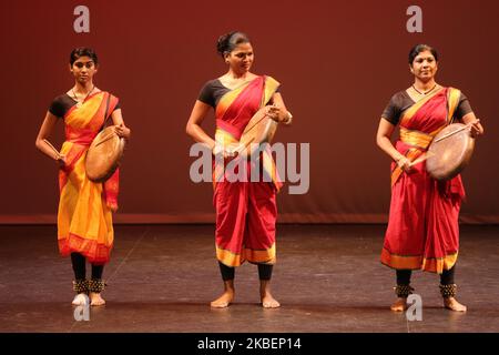 Les femmes tamoules jouent un morceau rythmique sur le tambour des padis (Paadi) lors d'un programme culturel célébrant le Festival pongal thaïlandais à Markham, Ontario, Canada, on 12 janvier 2020. Le festival de Thai Pongal est un festival d'action de grâce qui honore le Dieu Soleil (Lord Surya) et célèbre une récolte réussie. Le padi est un tambour ancien et traditionnel qui remonte à des milliers d'années. (Photo de Creative Touch Imaging Ltd./NurPhoto) Banque D'Images