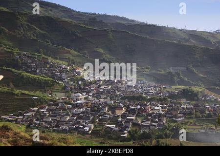 Une vue naturelle et village dans la région du plateau de Dieng, Régence de Wonosobo, Centre de Java, sur 13 janvier 2020. (Photo par Adriana Adie/NurPhoto) Banque D'Images