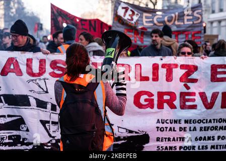 Des cheminots de la SNCF étaient présents le jeudi 16 janvier 2020, le 43rd jour du mouvement de grève. Plusieurs milliers de personnes ont manifesté à Paris contre la réforme des retraites, répondant à l'appel de l'inter-Union composée de la CGT, de l'FO, de l'UAF, des Solidaires et des organisations de jeunesse. (Photo de Samuel Boivin/NurPhoto) Banque D'Images