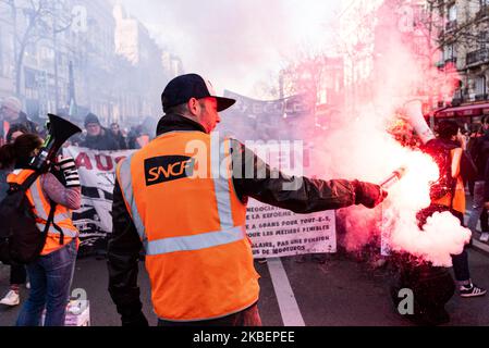 Des cheminots de la SNCF étaient présents le jeudi 16 janvier 2020, le 43rd jour du mouvement de grève. Plusieurs milliers de personnes ont manifesté à Paris contre la réforme des retraites, répondant à l'appel de l'inter-Union composée de la CGT, de l'FO, de l'UAF, des Solidaires et des organisations de jeunesse. (Photo de Samuel Boivin/NurPhoto) Banque D'Images