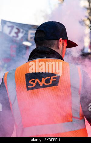 Des cheminots de la SNCF étaient présents le jeudi 16 janvier 2020, le 43rd jour du mouvement de grève. Plusieurs milliers de personnes ont manifesté à Paris contre la réforme des retraites, répondant à l'appel de l'inter-Union composée de la CGT, de l'FO, de l'UAF, des Solidaires et des organisations de jeunesse. (Photo de Samuel Boivin/NurPhoto) Banque D'Images