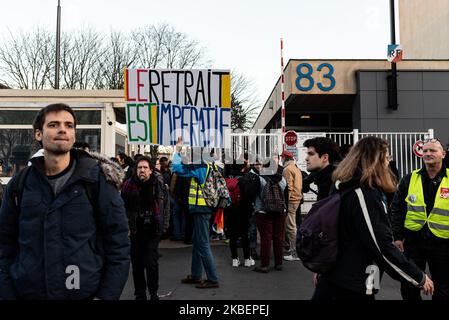 Un manifestant porte un signe avec les mots « le trait est impératif » (retrait impératif) devant l'entrée de l'Hôpital de la Pitié-Salpétrière le jeudi 16 janvier 2020, le 43rd jour du mouvement de grève, Lorsque plusieurs milliers de personnes ont manifesté à Paris contre la réforme des retraites, répondant à l'appel de l'intersyndicale composé de la CGT, de l'FO, de la FSU, des Solidaires et des organisations de jeunesse. (Photo de Samuel Boivin/NurPhoto) Banque D'Images