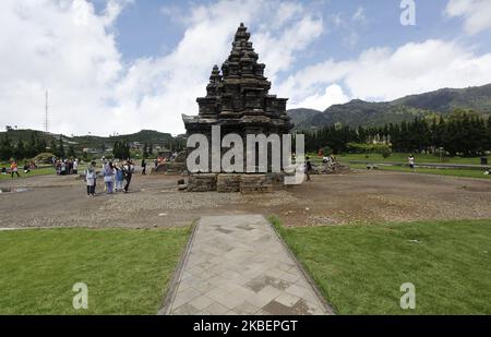 Les touristes se trouvent dans le complexe du temple d'Arjuna, un bâtiment de temple hindou situé dans le plateau de Dieng, Régence de Banjarnegara, Java central, sur 12 janvier 2020. (Photo par Adriana Adie/NurPhoto) Banque D'Images