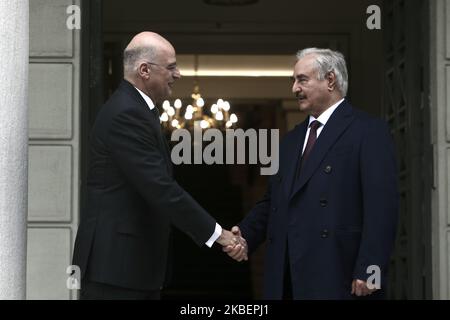 Le ministre grec des Affaires étrangères Nikos Dendias (L) accueille le maréchal Khalifa Haftar, chef de l'Armée nationale libyenne (LNA), lors de leur réunion au ministère des Affaires étrangères, à Athènes, en Grèce, sur 17 janvier 2020 (photo de Panayotis Tzamaros/NurPhoto) Banque D'Images